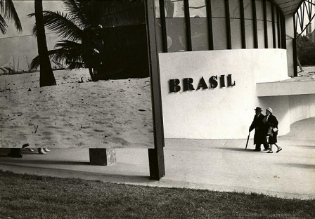 © Henri Cartier-Bresson Paar vor dem brasilianischen Pavillon